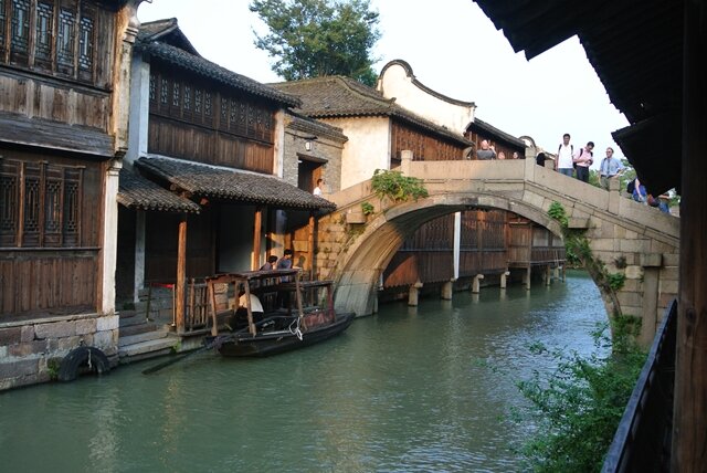 <p>
	<span>Wuzhens Geschichte geht stattliche 1300 Jahre zurück. Mit Booten transportierte man unterschiedlichste Güter zu schwimmenden Märkten in diesen &quot;Städten&quot; und betrieb dadurch Handel.</span></p>
