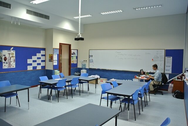 <p>
	normaler Klassenraum in der WISS</p>
