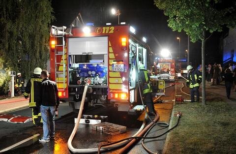 <p>
	Im Einsatz waren 30 Feuerwehrfahrzeuge mit 111 Einsatzkräften sowie zwölf Fahrzeuge mit 30 Mitarbeitern des Rettungsdienstes.&nbsp;</p>
