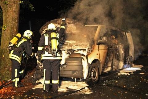 Ein VW-Transporter hat am Samstagfrüh auf der Talstraße in Meerane in Flammen gestanden. 