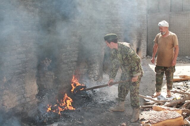 <p>
	Feuer frei: Soldaten der afghanischen Armee (ANA) beheizen die Kochstellen. Die Soldaten leben in Zelten, haben kaum Strom und Treibstoff. Doch mithilfe amerikanischen Geldes entsteht gerade ein neues Feldlager für das 3. Kandak der ANA.<br />
	&nbsp;</p>
