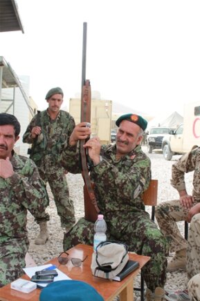 <p>
	Durchgeladen: Der stellvertretende Chef des afghanischen Battalions präsentiert sein Jagdgewehr. &quot;Ständig kommen Ausländer in mein Land und sprengen sich selbst in die Luft. Da werde ich - als Soldat - wohl mal eine Ente schießen dürfen&quot;, sagt der Major.<br />
	&nbsp;</p>
