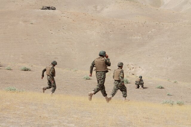 <p>
	Trockenübung: Die ANA trainiert in Hazrat-e-Sultan ihre Soldaten. Diesmal ohne Waffen. Die Schießgeräusche müssen die Soldaten selbst machen. Es sind 35 Grad im Schatten. Im Hintergrund sind zerstörte Panzer der russischen Armee aus den 1980er-Jahren zu sehen.<br />
	&nbsp;</p>
