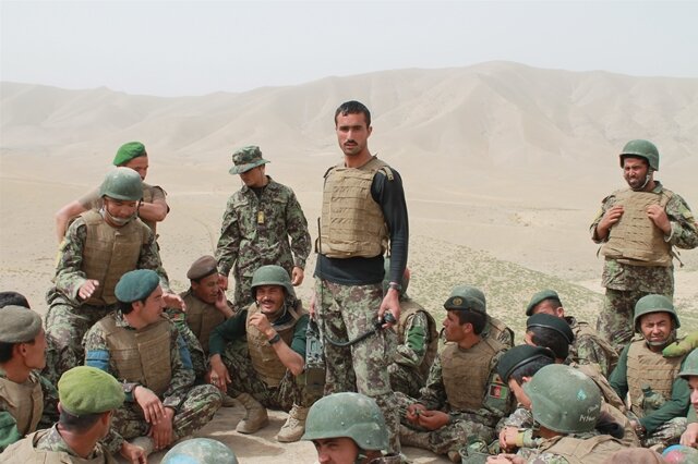 <p>
	Grundausbildung am Funkgerät: Das Battalion (in Afghanistan Kandak genannt) hat etwa 800 Soldaten, die aber selten alle gleichzeitig Lust haben, da zu sein. Hazrat-e-Sultan liegt in Samangan, einer der ärmsten Regionen Afghanistans. Dort beträgt die Analphabetenrate rund 80 Prozent. In der ANA erhalten sie auch Landeskunde- und Sprachunterricht.<br />
	&nbsp;</p>
