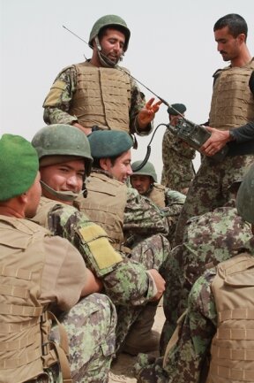 <p>
	Grundausbildung am Funkgerät: Das Battalion (in Afghanistan Kandak genannt) hat etwa 800 Soldaten, die aber selten alle gleichzeitig Lust haben, da zu sein. Hazrat-e-Sultan liegt in Samangan, einer der ärmsten Regionen Afghanistans. Dort beträgt die Analphabetenrate rund 80 Prozent. In der ANA erhalten sie auch Landeskunde- und Sprachunterricht.</p>
