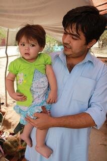 <p>
	Glückliches Produkt einer arrangierten Ehe: Omid mit Töchterchen beim Supermarktbesuch in Masar-i-Sharif.</p>
