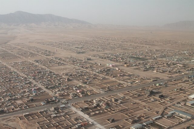 <p>
	Schachbrett. Ein kleiner Teil Masar-i-Sharifs aus der Luft. Die viertgrößte Stadt Afghanistans hat etwa 700.000 Einwohner. Im Hintergund das Marmal-Gebirge.</p>
