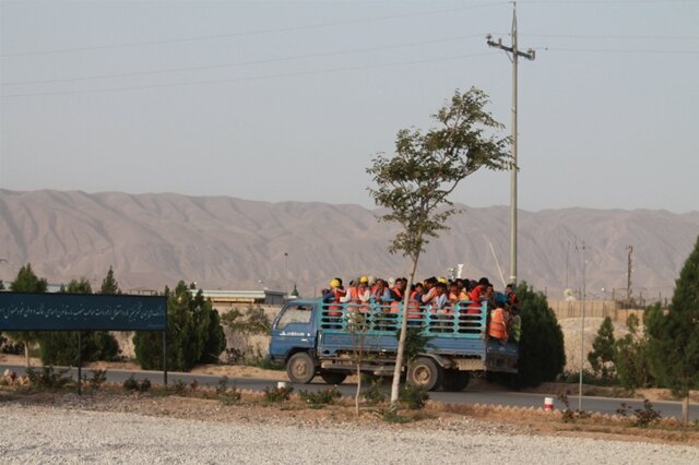 <p>
	Afghanische Arbeiter auf dem Weg ins Camp Mike Spann, ein Feldlager der US Army, in dem auch Soldaten der Bundeswehr als Mentoren für das benachbarte Kandak der Afghanischen Armee arbeiten.<br />
	&nbsp;</p>
