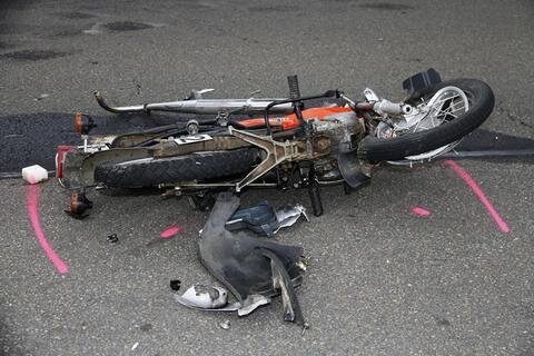 <p>
	Bei einem schweren Verkehrsunfall auf der S 207 in Richtung Oederan ist am Donnerstagmorgen ein Mopedfahrer ums Leben gekommen.</p>
