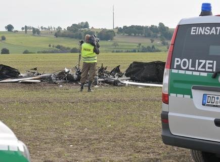 <p>
	Beim Absturz eines Ultraleichtflugzeuges sind am Montagfrüh im Landkreis Mittelsachsen zwei Menschen ums Leben gekommen.</p>
