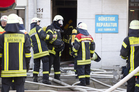 <p>
	Alle wurden mit Verdacht auf Rauchvergiftung in Bremer Krankenhäuser transportiert. Kurz vor 09.00 Uhr hatte die Feuerwehr den Brand gelöscht. Brandursache und Schadenshöhe sind noch unbekannt.</p>

