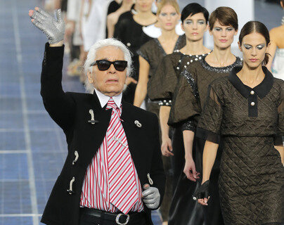 <p>
	Zwischen Windrädern und auf einem Solarzellen-Laufsteg präsentierte Modezar Karl Lagerfeld auf der Pariser Fashion Week seine Chanel-Kollektion für den Frühling/Sommer 2013.</p>
