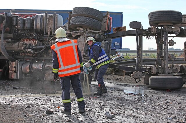 <p>
	Bei einem schweren Unfall auf der A4 zwischen Meerane und Schmölln ist am Dienstagmittag ein Lkw-Fahrer ums Leben gekommen.</p>
