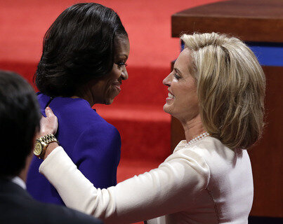 <p>
	Die Ehefrauen der Kandidaten, Michelle Obama und Ann Romney, verfolgten das Geschehen vor Ort mit.</p>
