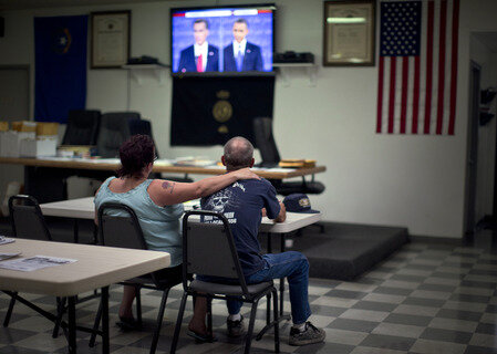 <p>
	Stahlarbeiter in Henderson, Nevada, vor dem Fernseher. Die beiden Kandidaten treffen noch zweimal aufeinander, ehe gewählt wird.</p>
