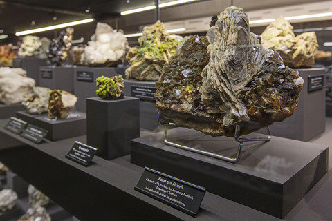 <p>
	Die Schau zeigt Exponate der Geowissenschaftlichen Sammlungen der TU und mehrerer Stiftungen sowie Leihgaben. Das Foto zeigt ein Mineral aus Baryt und Fluorit aus Frohnau im Erzgebirge (r.).</p>
