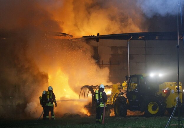 <p>
	Beim Brand einer Lagerhalle in Seifersdorf, einem Ortsteil von Jahnsdorf (Erzgebirgskreis) ist in der Nacht zu Montag ein Schaden von mindestens 500.000 Euro entstanden.</p>

