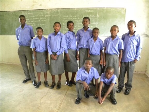 <p>
	Für diese zehn Schüler konnten dank einer Spende der Grundschule Eppendorf Schuluniformen gekauft werden.</p>
