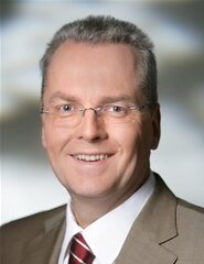 <p>
	<span class="Text">Rolf Schwanitz (SPD): </span>Diplomjurist, Diplomingenieurökonom, 53 Jahre, Wahlkreis<br />
	Vogtlandkreis; Keine veröffentlichungspflichtigen Angaben</p>
