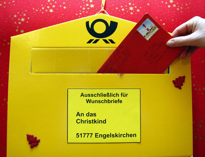 <p>
	In Engelskirchen gibt es einen den Extra-Pappbriefkasten für Wunschbriefe an das Christkind.</p>
