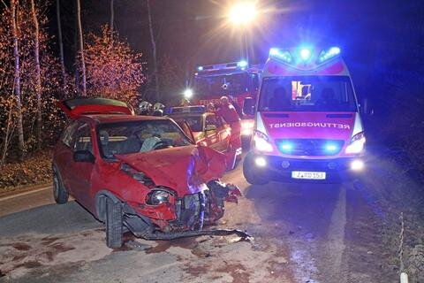 <p>
	Unangepasste Geschwindigkeit hat am Donnerstagabend auf der Staatsstraße 290 zwischen Zwickau und Dänkritz zu einem Unfall mit drei beteiligten Fahrzeugen und zwei Verletzten geführt.</p>
