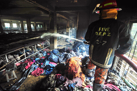 <p>
	Ein Großbrand in einer mehrstöckigen Textilfabrik in Bangladesch hat mindestens 112 Menschen das Leben gekostet.</p>
