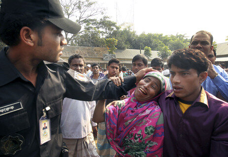 <p>
	Wie viele Vermisste es noch gab, war noch unklar. Ministerpräsidentin Sheikh Hasina zeigte sich schockiert angesichts der vielen Opfer. Sie forderte die Behörden auf, weiter nach Opfern zu suchen.</p>
