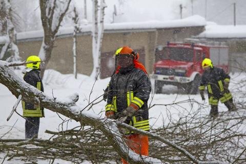 <p>
	<span class="Text">Die Feuerwehr Buchholz war am Wohn- und Pflegezentrum in Frohnau in Einsatz. Seit einer Woche bekämpfen die Wehren hier Schneebruch.&nbsp;</span></p>
