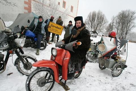 <p>
	...und um zu beweisen, dass Motorradfahren auch unter winterlichen Bedingungen möglich ist.</p>
