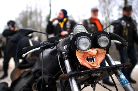 <p>
	Die weiteste Anreise in diesem Jahr hatte ein Motorrad-Fan aus Frankreich. Mit seiner Honda NTV legte Fabrice Perez ganze 1153 Kilometer zurück.</p>
