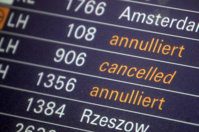 <p>
	Wegen Eis und Schnee fielen am Frankfurter Flughafen am Sonntag bis zum Vormittag 130 Flüge aus. Die Lage sei angespannt, sagte eine Fraport-Sprecherin.</p>
