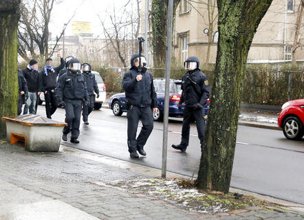 <p>
	Fast die Hälfte der Gästefans reiste am Mittag mit einem Sonderzug aus Rostock an und wurde von Polizisten zum Stadion begleitet. Beim Verlassen des Bahnhofs zündete ein Hansa-Fan eine Rauchbombe.&nbsp;</p>
