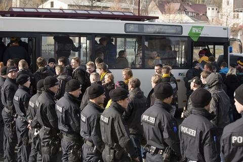 <p>
	Die Dresdner Fans reisten über einen Fanparkplatz in Lößnitz sowie über den Bahnhof in Aue an. Es wurden Shuttle-Busse eingesetzt.</p>
