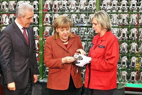 <p>
	Zudem war Merkel auf Stippvisite bei Galvanotechnik Baum im vogtländischen Unterheinsdorf. Das Unternehmen beschäftigt an vier Standorten rund 500 Mitarbeiter und feiert 35-jähriges Bestehen.</p>
