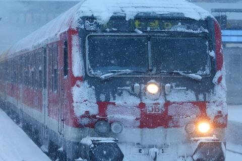 <p>
	Reisende in Kiel und Hamburg, die auf die Bahn umsteigen wollten, waren ebenfalls schlecht beraten: Einige Fernzüge fielen aus, viele Regionalzüge fuhren nur verspätet. Grund für die Verzögerungen waren das Wetter und Warnstreiks der Beschäftigten der Deutschen Bahn.</p>
