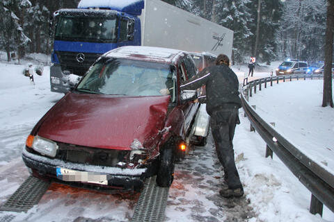 <p>
	Eine Peugeot-Insassin musste ins Krankenhaus gebracht werden. Es entstand ein Gesamtschaden von gut 15.000 Euro.</p>
