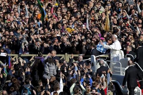 <p>
	Papst Franziskus hat vor zehntausenden Pilgern und Touristen sein Amt als Kirchenoberhaupt der Katholiken offiziell angetreten. Vor der Messe jubelten die Menschen dem neuen Mann auf dem Stuhl Petri zu, als er in einem offenen Jeep durch die Menge fuhr und sie bei sonnigem Wetter begrüßte.&nbsp;</p>
