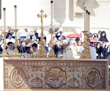 <p>
	Franziskus während seiner Einführungs-Messe auf dem Petersplatz.</p>
