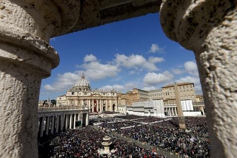 <p>
	Auf dem Petersplatz kamen nach Angaben des Vatikans 150000 bis 200000 Menschen zusammenkamen.</p>
