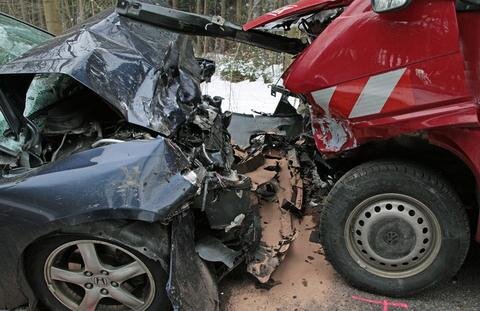 <p>
	Beim Zusammenstoß eines VW-Transporters und eines Honda Accord ist am Dienstag nahe Lengefeld ein Mann ums Leben gekommen.&nbsp;</p>
