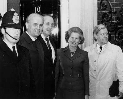 <p>
	Thatcher war von 1979 bis 1990 Premierministerin Großbritanniens. Die «Eiserne Lady» machte sich vor allem durch den Falkland-Krieg gegen Argentinien und ihre Rolle innerhalb der damaligen Europäischen Gemeinschaft einen Namen. Das - verkürzte - Zitat «Ich will mein Geld zurück», mit dem sie den sogenannten «Britenrabatt« durchsetzte, wurde legendär. Nach ihrem Abgang aus der Downing Street wurde sie in den Adelsstand erhoben und trat in das britische Oberhaus («House of Lords») ein.</p>
