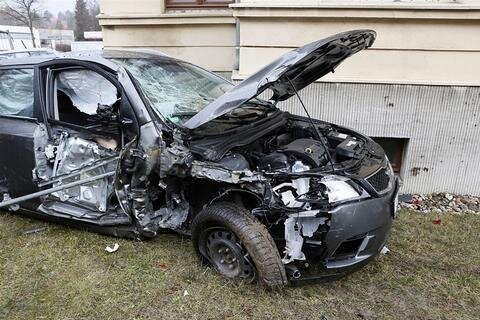 <p>
	Bei einem Unfall auf der Zwickauer Straße in Chemnitz ist am Mittwochfrüh der Fahrer schwer verletzt worden.&nbsp;</p>
