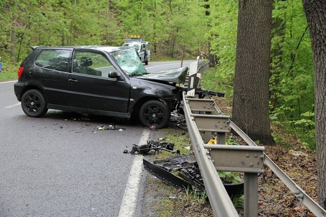 <p>
	Die Polofahrerin und der Beifahrer des Audi (71) mussten mit schwersten Verletzungen behandelt werden. Der Audifahrer (42) sowie seine Frau (41) und deren Sohn wurden leicht verletzt.</p>
