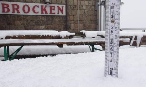 <p>
	Seit Donnerstagabend hat es geschneit. Inzwischen liegt eine 13 Zentimeter dichte Schneedecke, wie der Deutsche Wetterdienst mitteilte.</p>
