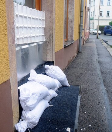 <p>
	Hainichen: Geschäfte in der Gellertstraße sind mit Sandsäcken gesichert.</p>
