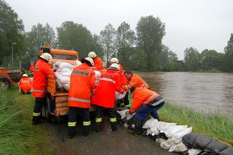 <p>
	Kameraden der Feuerwehr Flöha erhöhen mit Sandsäcken den Hochwasserschutzdamm nahe dem Auenstadion.</p>
