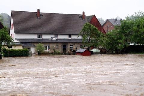 <p>
	Göritzhain, Anwohner an der Chemnitz kämpfen mit den Wassermassen. Das Wasser blieb kurz unter der Marke von 2010.</p>
