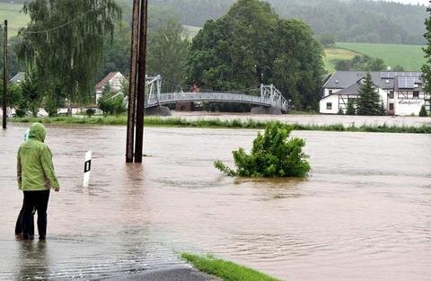 <p>
	Der Schaukelsteg in Sörnzig steht unter Wasser auch die Straße in Fischheim ist überflutet.</p>
