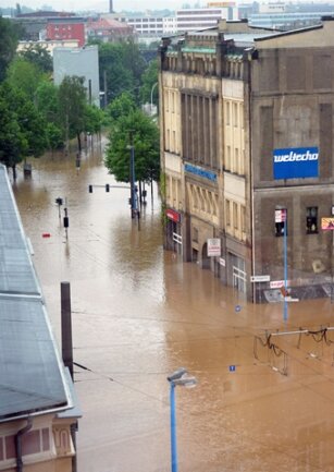 <p>
	Im Folgenden weitere Bilder von der überfluteten Annaberg Straße in Chemnitz ....</p>
