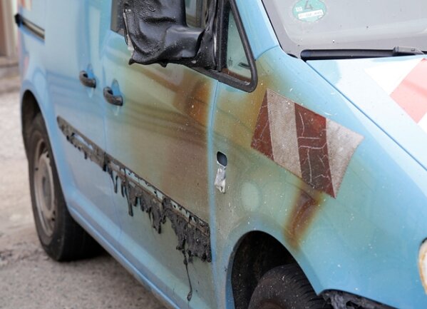 <p>
	Den Angaben zufolge wurde bei dem Feuer auch ein VW Caddy beschädigt. Aufgrund der Hitze gingen zudem mehrere Fensterscheiben des dahinterliegenden Gebäudes zu Bruch.</p>
